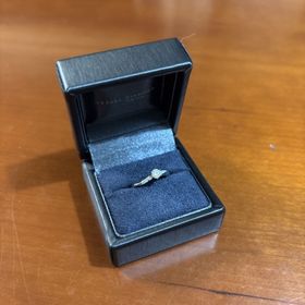 【ラザール ダイヤモンド(LAZARE DIAMOND)の口コミ】 ウェーブ型なので、指が長くキレイに見えることが良いポイントです。角が…