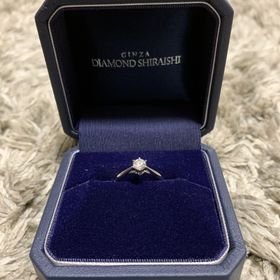 【銀座ダイヤモンドシライシの口コミ】 リングは、ダイヤモンド付近が絞られているデザインでツメに高さもあるの…
