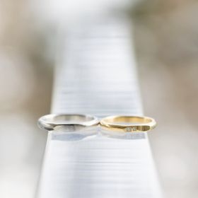 【DONO by AI KOMORIの口コミ】 一部カットが入ったデザインで、とてもおしゃれです。ダイヤも２つ入って…