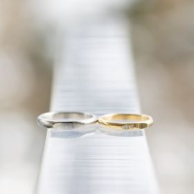 【DONO by AI KOMORI】の口コミ 一部カットが入ったデザインで、とてもおしゃれです。ダイヤも２つ入ってい...