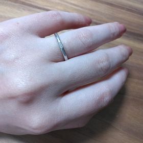 【ティファニー(Tiffany & Co.)の口コミ】 キラキラ小ぶりなダイアモンドが3粒施されており、悪目立ちせず、かといっ…