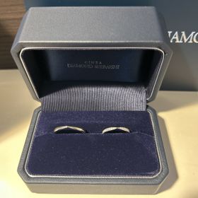 【銀座ダイヤモンドシライシの口コミ】 中央が細くなっているデザインが指輪長く綺麗に見せてくれます。細身のデ…