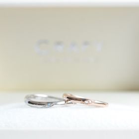 【CRAFY(クラフィ)の口コミ】 ・自分たちはシンプルだけど指がスッキリ見えるウェーブのデザインにしま…