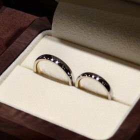 【TANZO.(鍛造指輪)の口コミ】 流行に左右されず、飽きのこないシンプルなストレートリングにしました。
…