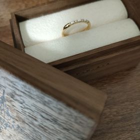 【PORTADA(ポルターダ)の口コミ】 個性的で華奢なデザインです。
ダイヤモンドのバゲットカットを3つ、ラウ…