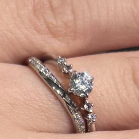 【アイプリモ(I-PRIMO)の口コミ】 可愛らしい雰囲気が好きなので、サイドメレの指輪を探していました。ピン…