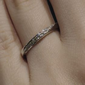 【ラザール ダイヤモンド(LAZARE DIAMOND)の口コミ】 最大の魅力はダイヤモンドの輝きでした。指輪の上部を斜めに縦断するよう…