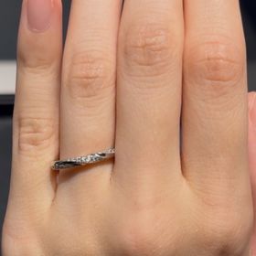 【エクセルコダイヤモンド(EXELCO DIAMOND)の口コミ】 ダイヤモンドがたくさん入っており、とっても綺麗です。捻れるように指輪…