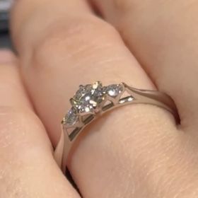 【ラザール ダイヤモンド(LAZARE DIAMOND)の口コミ】 この指輪が他の指輪と違うところは、側面から見たところです。お花の花び…