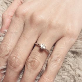 【銀座ダイヤモンドシライシの口コミ】 普段からでも使えるようなシンプルなデザインを選びました。ダイヤモンド…