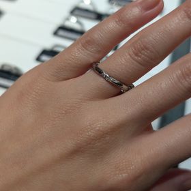【ラザール ダイヤモンド(LAZARE DIAMOND)の口コミ】 ストレートタイプではあるものの、ラインが入っていて動きがある点が気に…