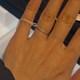 【ヴァンドーム青山(VENDOME AOYAMA)の口コミ】 指輪のデザインは、形はストレートでシンプルですがダイアが９つほど付い…