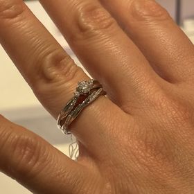 【STAR JEWELRY(スタージュエリー)の口コミ】 とにかくかわいいデザインで他のお店とも悩んだがこちらに決定、ウェーブ…