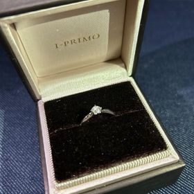 【アイプリモ(I-PRIMO)の口コミ】 アリオフというデザインの婚約指輪。シンプルだが小指側にややウェーブの…