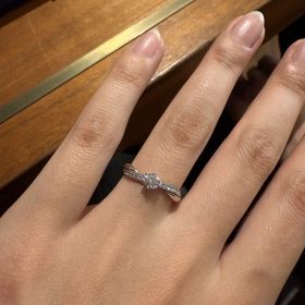 【Princess Bijou(プリンセス・ビジュー)の口コミ】 中央のダイヤだけでなく、その左右のリング部分にもキラキラと光が入るデ…