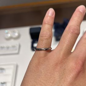 【銀座ダイヤモンドシライシの口コミ】 最初は何の装飾もないシンプルな指輪の購入を考えていましたが、いざ指輪…