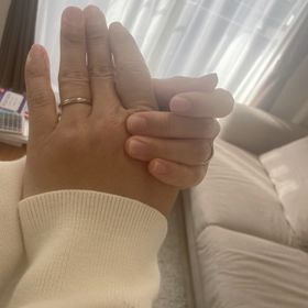 【4℃ BRIDAL(ヨンドシーブライダル)の口コミ】 5石のダイヤモンドなので、輝きがある点が良かったです。ベースは、カーブ…