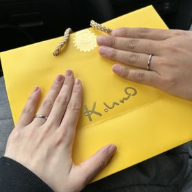 【ケイウノ ブライダル(K.UNO BRIDAL)の口コミ】 ダイヤモンドは、大きいものが1つ、小さいものが２つ斜めに入っていて、も…