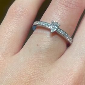 【ショーメ(CHAUMET)の口コミ】 結婚指輪を想定して試着しました。一粒ダイヤは小さいながらも存在感があ…