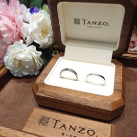 【TANZO.(鍛造指輪)の口コミ】 2種類の金属を使ったリング（プラチナとコーラルゴールド）
ゆるいV字デザ…