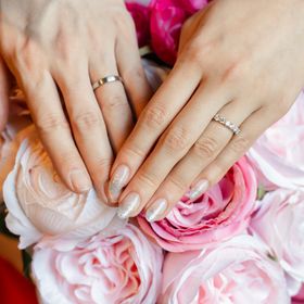 【GALA JEWELRY(ガラジュエリー)の口コミ】 指の上部にだけダイヤモンドが入っているため、キラキラと華やかさはあり…