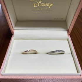 【ケイウノ ブライダル(K.UNO BRIDAL)の口コミ】 指が綺麗に長く見えるデザインです。
ミッキー＆ミニーの刻印を入れるため…