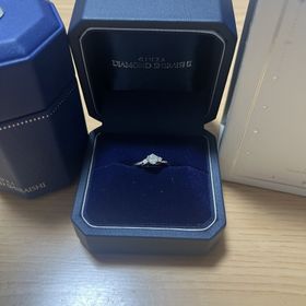 【銀座ダイヤモンドシライシの口コミ】 ダイヤモンドの煌めきが美しく、デザインもシンプルでありながらもエレガ…