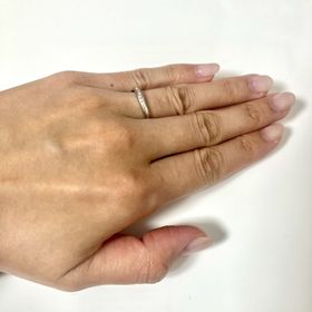 【銀座ダイヤモンドシライシの口コミ】 一つ目は仕事にもつけられるようなデザイン。
ダイヤも斜めにしっかりつい…