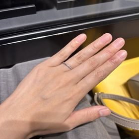 【銀座ダイヤモンドシライシの口コミ】 シンプルだけど少しひねりがあるデザインでいいなと思いました。ダイヤモ…