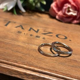 【TANZO.(鍛造指輪)の口コミ】 お互いの肌色に合わせて指輪のベースを決めたため、色は違うが共通の加工…