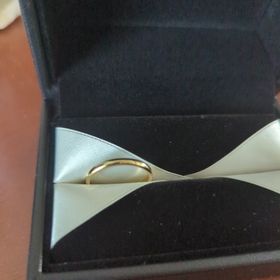 【銀座ダイヤモンドシライシの口コミ】 このシンプルで上品なゴールドリングは、どんなスタイルにも合わせやすい…