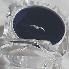 【4℃ BRIDAL(ヨンドシーブライダル)の口コミ】 V字カットが指を綺麗にみせてくれます。
指や手の形に囚われることない形…