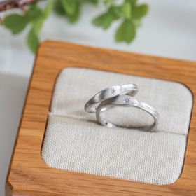 【Cayof(カヨフ)の口コミ】 デザイン⇒リーフをモチーフとし、包み込むイメージ。
プラチナ、ダイ…