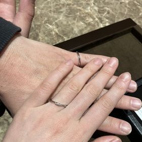 【アイプリモ(I-PRIMO)の口コミ】 しっかりとしたシルバーのリングに、大きな宝石が目立つ指輪です。
結婚指…