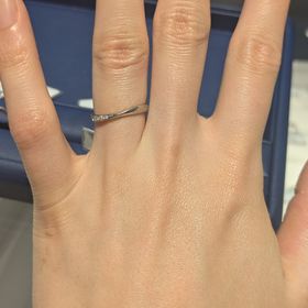 【銀座ダイヤモンドシライシの口コミ】 真ん中にダイヤモンドがあり目立つタイプではなく、サイドにダイヤモンド…