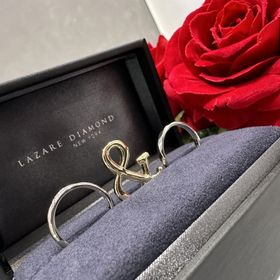 【ラザール ダイヤモンド(LAZARE DIAMOND)の口コミ】 指輪のつけ心地の好みから、概形が波打っていないものを選ぶつもりでした…