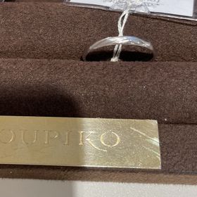 【towa et toi(トワエトワ)】の口コミ 斜めデザインの指輪で、プラチナです。装着すると遠目から見るとシンプルな...