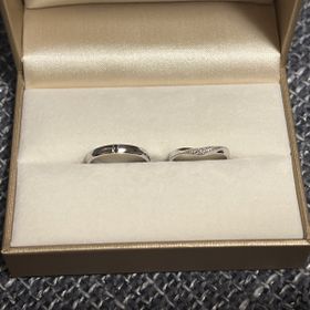 【LEGAN(レガン)の口コミ】 婚約指輪と合うように、V形のものをを選びました！彼の方は、見てすぐに気…