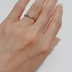 【ケイウノ ブライダル(K.UNO BRIDAL)の口コミ】 ゆるやかなウェーブラインで誰にでも似合うと思います。
ダイヤがたくさん…