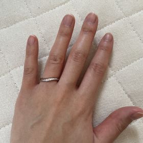 【アイプリモ(I-PRIMO)の口コミ】 ダイヤが入っており、指が華やかになります。
リングを回すとシンプルにつ…