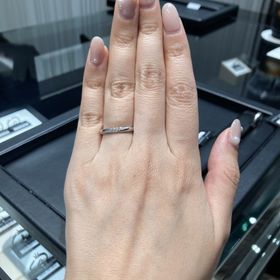 【ラザール ダイヤモンド(LAZARE DIAMOND)の口コミ】 ダイヤがキラキラしており、とてもかわいいデザインです。幅は2.5ミリある…