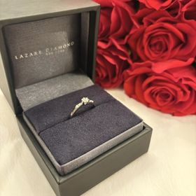 【ラザール ダイヤモンド(LAZARE DIAMOND)の口コミ】 大きさの違うダイヤモンドが３つ付いたデザインでかわいかったです。それ…