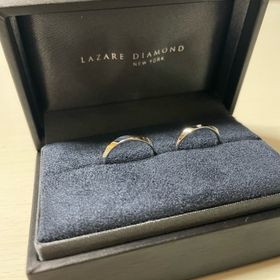 【ラザール ダイヤモンド(LAZARE DIAMOND)の口コミ】 形は直線的ですが、捻ってあるようなデザインに惹かれました。普段からつ…