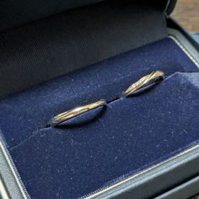 【銀座ダイヤモンドシライシの口コミ】 水かきが深いので、ウェーブタイプを探していました。最初はシンプルに石…