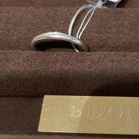 【BIJOUPIKO(ビジュピコ)の口コミ】 シンプルな指輪のデザインですが、近くで見ると斜めにラインが入っており…