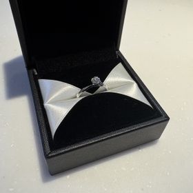 【エクセルコダイヤモンド(EXELCO DIAMOND)の口コミ】 シンプルながらも特徴的なデザインであり、普段使いもできる派手すぎず可…