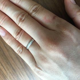 【ラザール ダイヤモンド(LAZARE DIAMOND)の口コミ】 ウェーブタイプのリングと迷いました。ウェーブも指が綺麗に見えて重厚感…