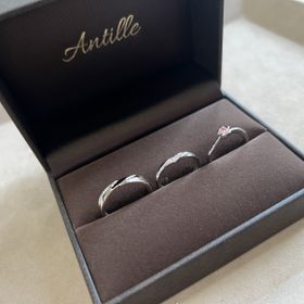 【Antille(アンティール)の口コミ】 フルオーダーで2人が後悔なく選んだ指輪です！
たくさんデザインや色で迷…