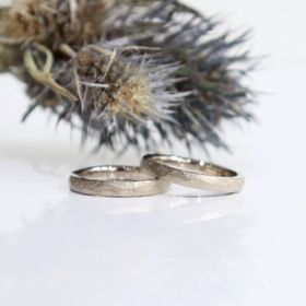 【鶴(mikoto)の口コミ】 錆加工の鎚目模様という、少し変わったデザインが素敵だと思い購入しまし…