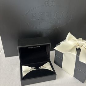 【エクセルコダイヤモンド(EXELCO DIAMOND)の口コミ】 ダイヤモンドの輝きが素敵でウェーブ型は特に手も綺麗に
見えたり、婚約指…